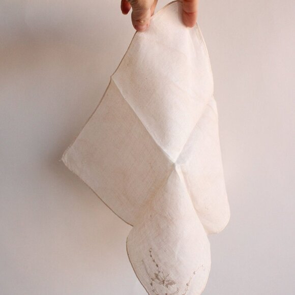 Vintage 1930s Handkerchief, Hand Plant Dyed Vintage Hankie in Mottled Dusty Pink - Picture 4 of 10